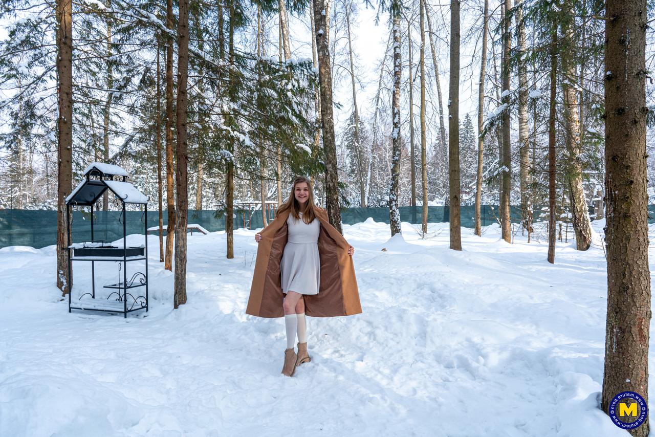 20P As gatas russas brincalhonas Amanda Clarke e Isadora mostram suas bocetas na neve