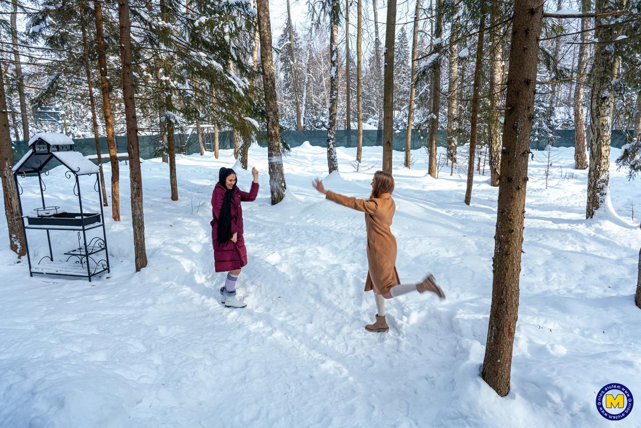 20P As gatas russas brincalhonas Amanda Clarke e Isadora mostram suas bocetas na neve