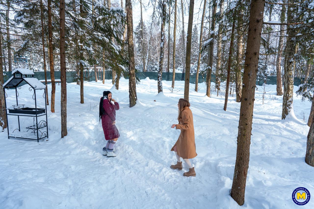 20P As gatas russas brincalhonas Amanda Clarke e Isadora mostram suas bocetas na neve