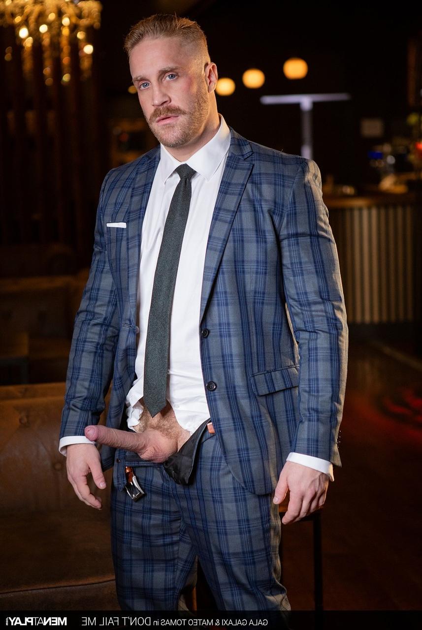20P Der schwule Adonis Gala Galaxi bekommt nach einem gründlichen Analfick eine Gesichtsbehandlung