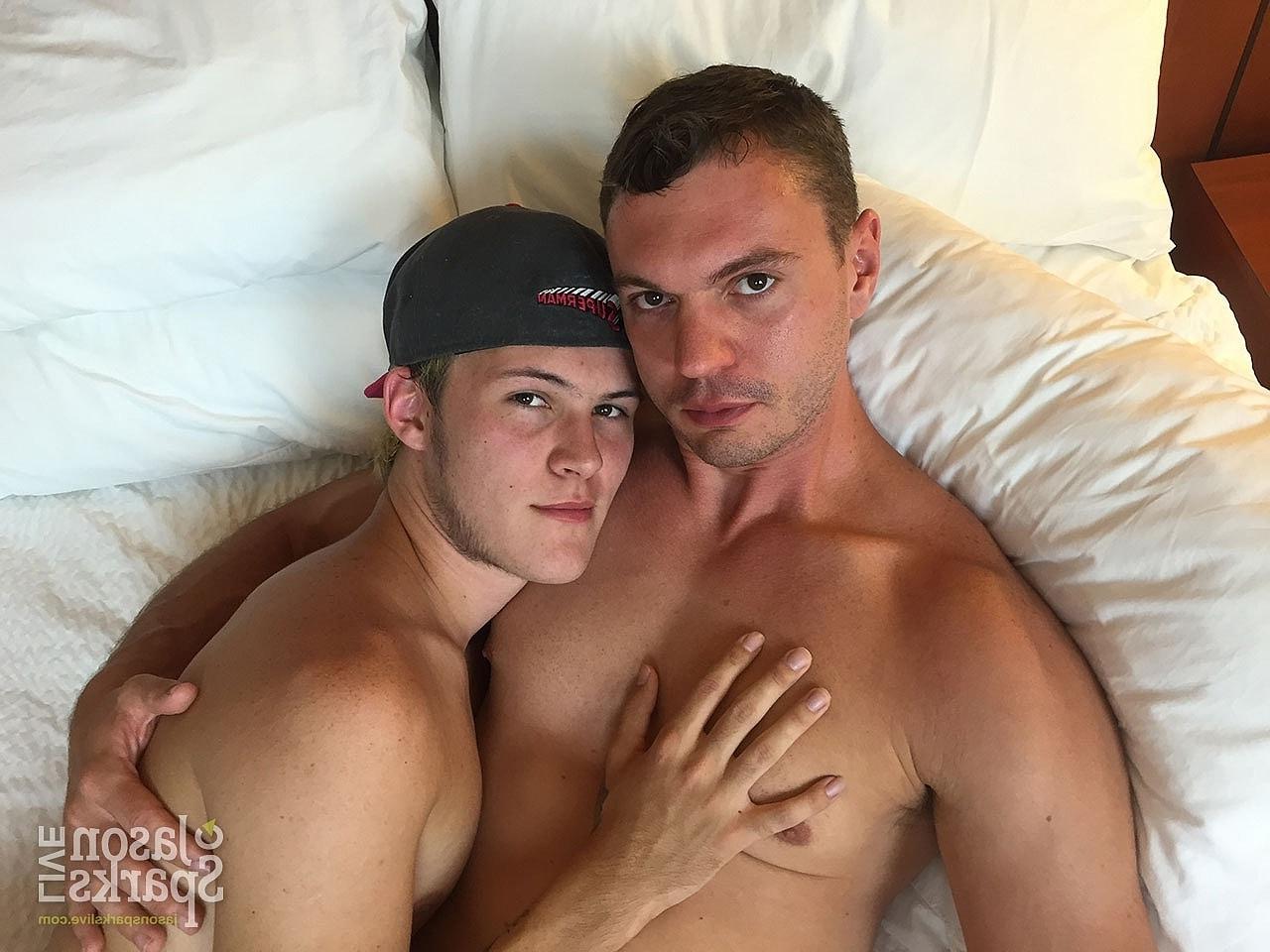 20P Die schwulen Freunde Ashton Grant und Brandon Blake kuscheln und ficken auf dem Bett