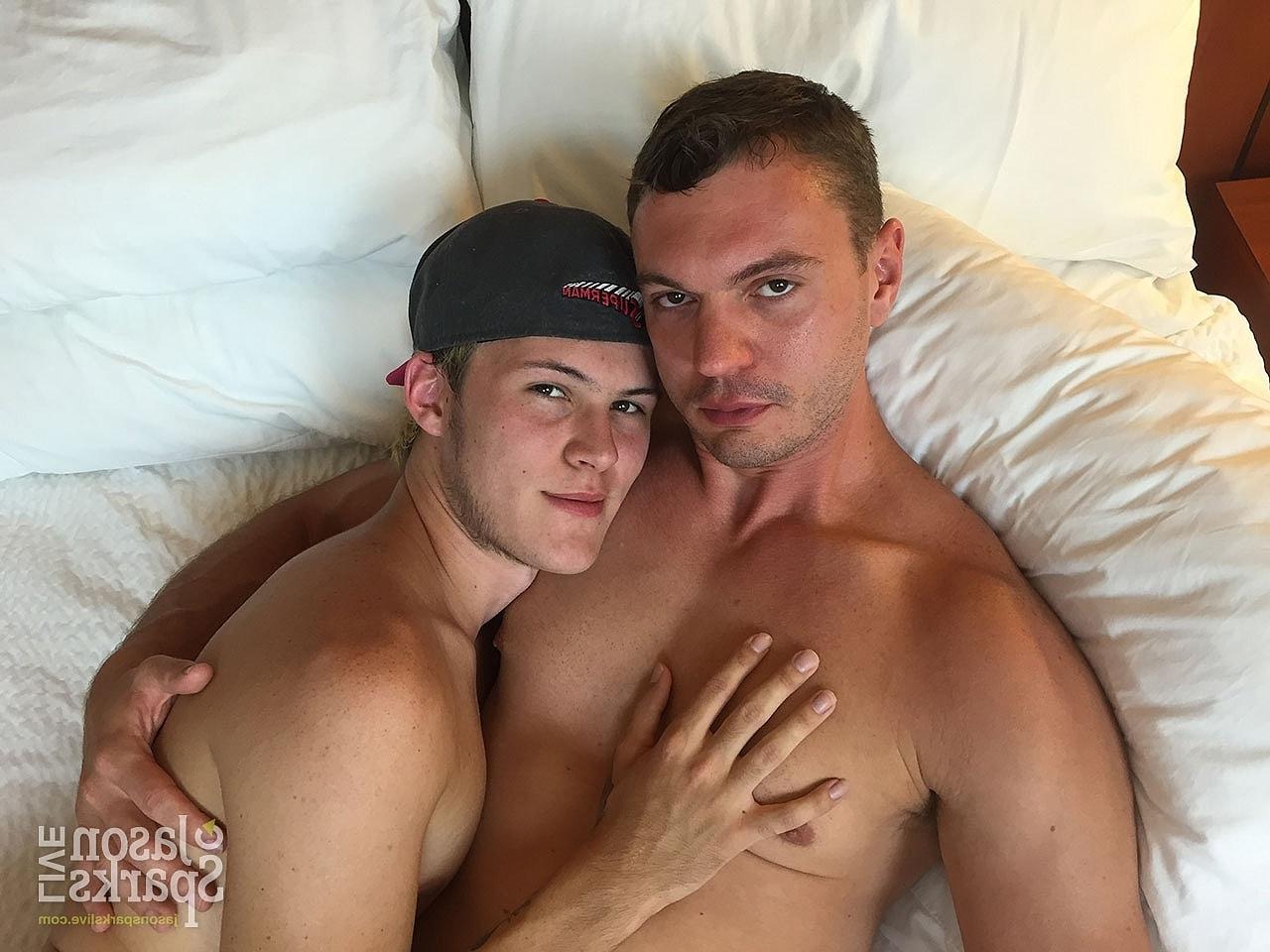 20P Die schwulen Freunde Ashton Grant und Brandon Blake kuscheln und ficken auf dem Bett