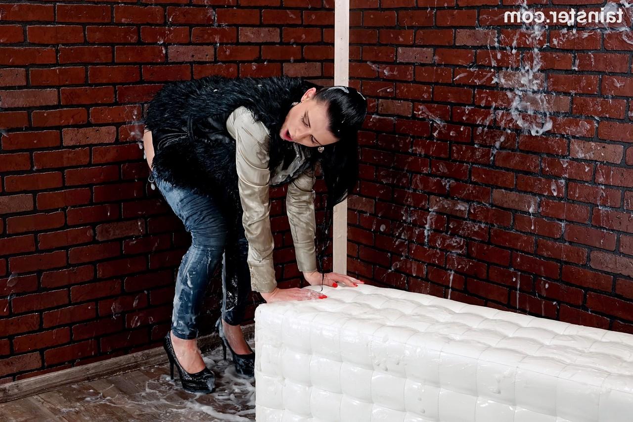 15P Dark-haired girl gets covered in copious amounts of sperm at a gloryhole