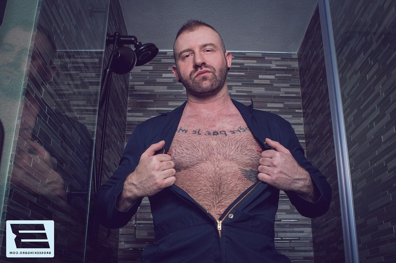 20P O gay musculoso Aleks Buldocek analisa um jovem gostoso depois de lambê-lo