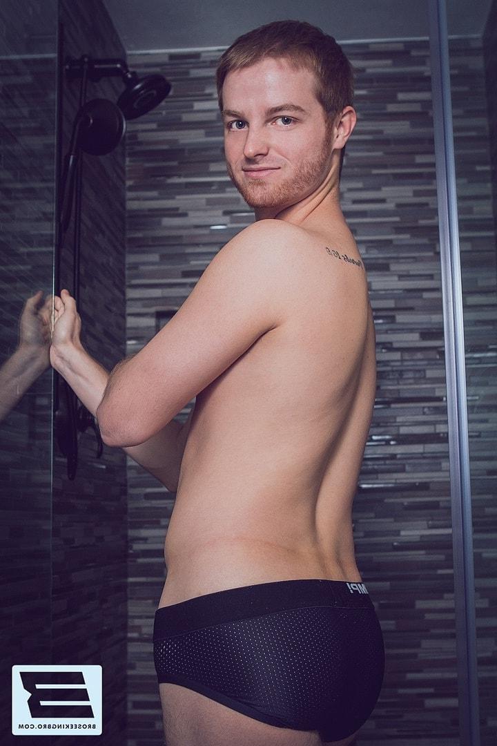 20P O gay musculoso Aleks Buldocek analisa um jovem gostoso depois de lambê-lo