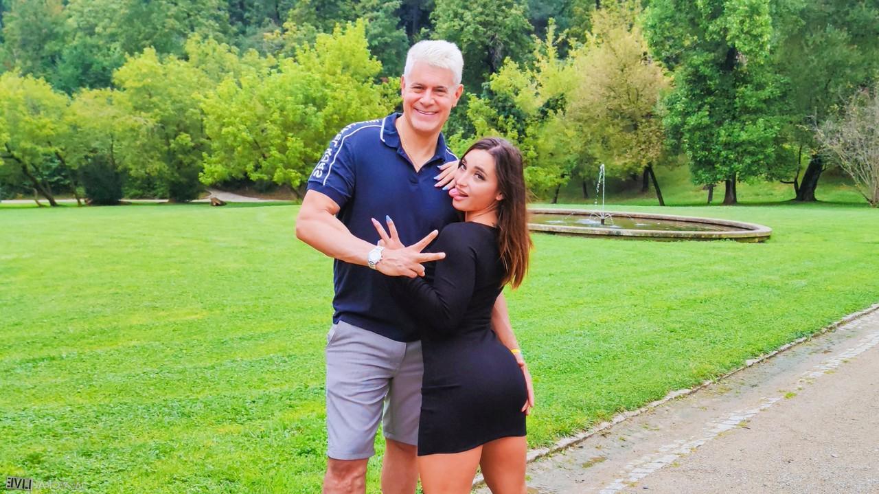15P A garota morena Sara Diamante mostra sua bunda suculenta antes do sexo na cama