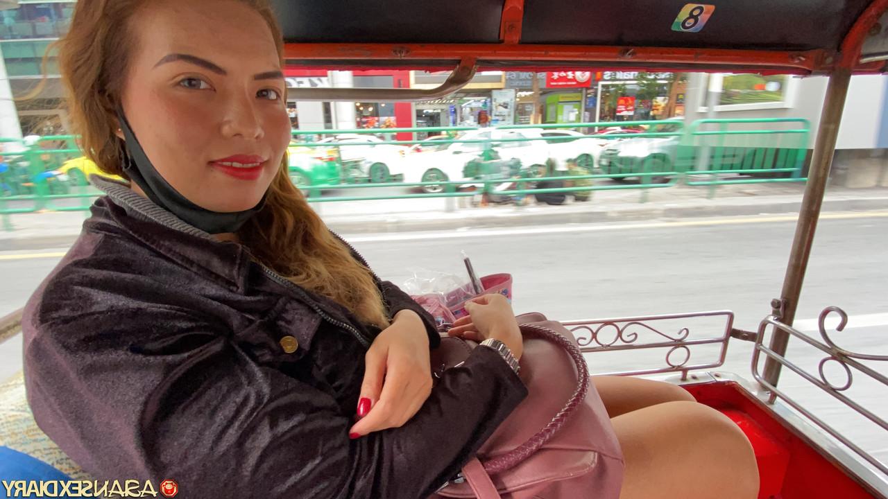 20P La preciosa amateur Nan C disfruta del sexo duro en POV tras un sexy striptease