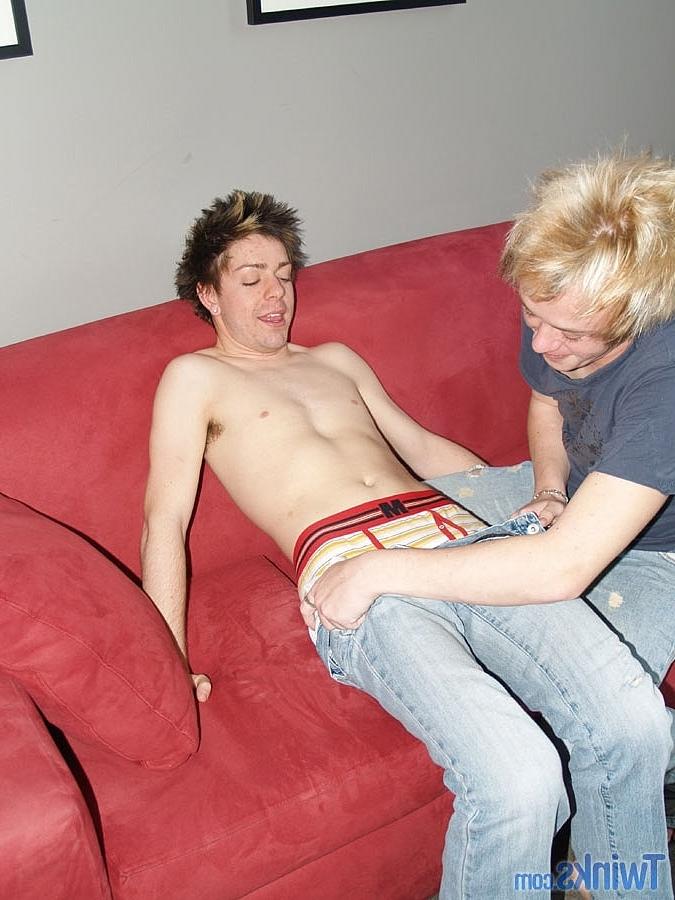 20P Los compañeros de cuarto gays Brad D y Shayne H se besan con lengua y se dan placer oral