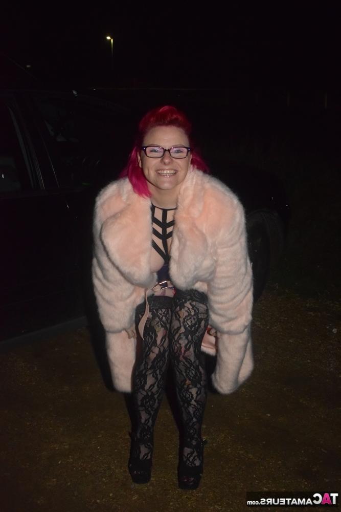 20P Amateur-Tussi mit gefärbten Haaren steigt aus einem Fahrzeug, um in Dessous zur Schau zu stehen