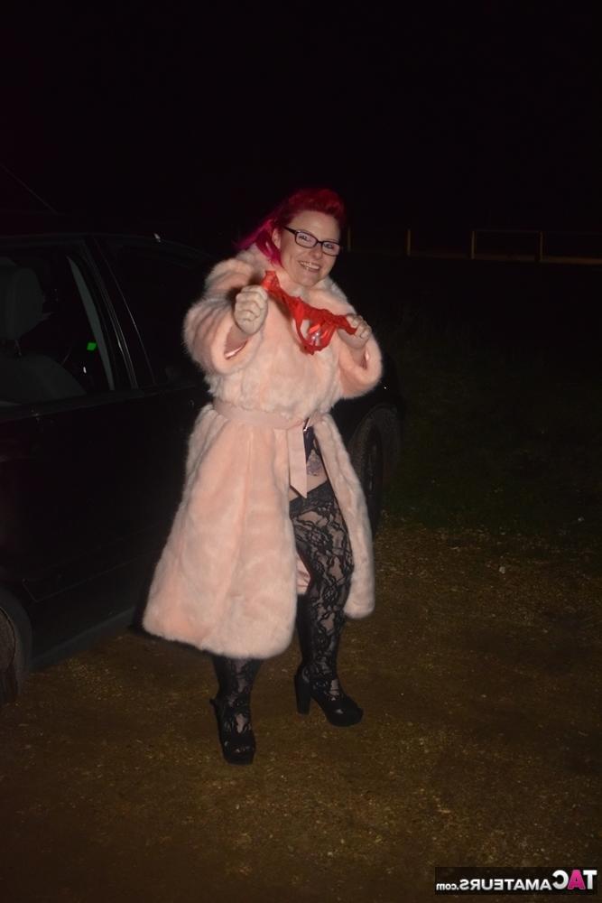 20P Amateur-Tussi mit gefärbten Haaren steigt aus einem Fahrzeug, um in Dessous zur Schau zu stehen