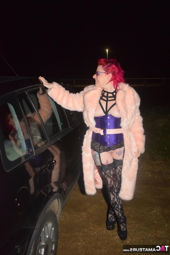 20P Amateur-Tussi mit gefärbten Haaren steigt aus einem Fahrzeug, um in Dessous zur Schau zu stehen