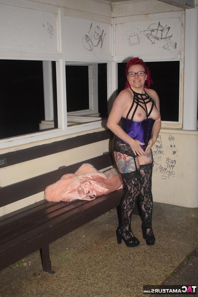 20P Amateur-Tussi mit gefärbten Haaren steigt aus einem Fahrzeug, um in Dessous zur Schau zu stehen