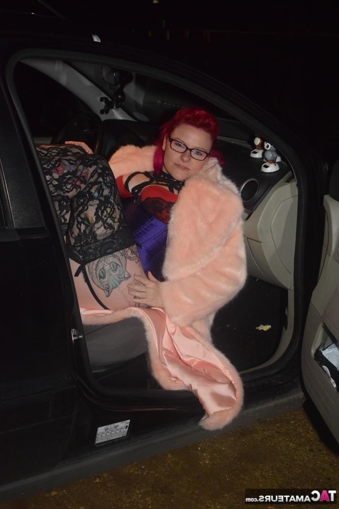 20P Amateur-Tussi mit gefärbten Haaren steigt aus einem Fahrzeug, um in Dessous zur Schau zu stehen