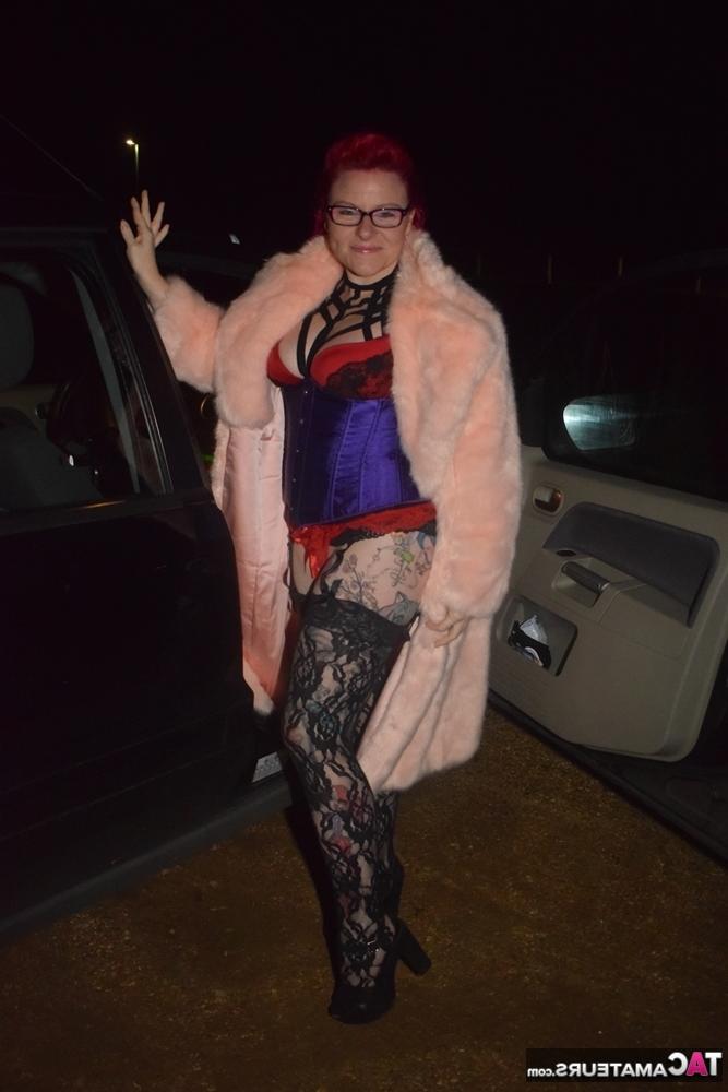 20P Amateur-Tussi mit gefärbten Haaren steigt aus einem Fahrzeug, um in Dessous zur Schau zu stehen