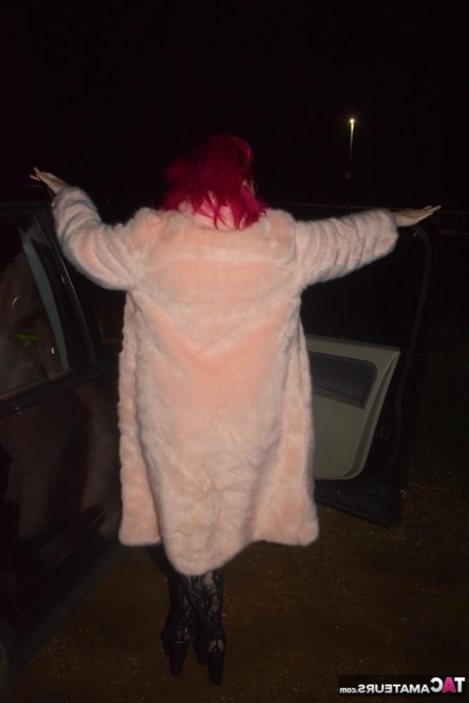 20P Amateur-Tussi mit gefärbten Haaren steigt aus einem Fahrzeug, um in Dessous zur Schau zu stehen