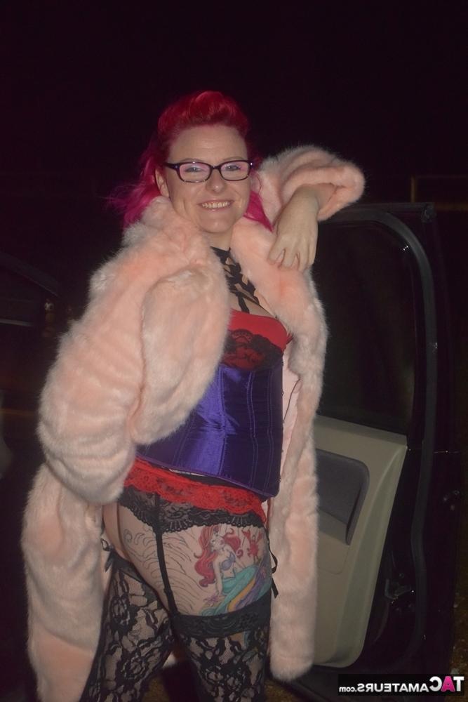 20P Amateur-Tussi mit gefärbten Haaren steigt aus einem Fahrzeug, um in Dessous zur Schau zu stehen