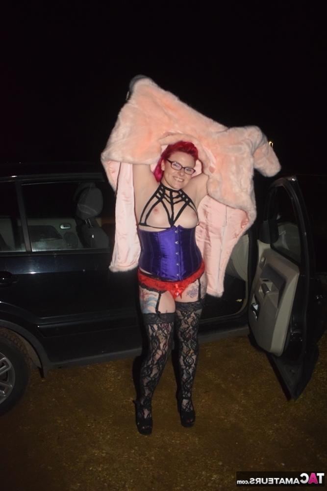 20P Amateur-Tussi mit gefärbten Haaren steigt aus einem Fahrzeug, um in Dessous zur Schau zu stehen