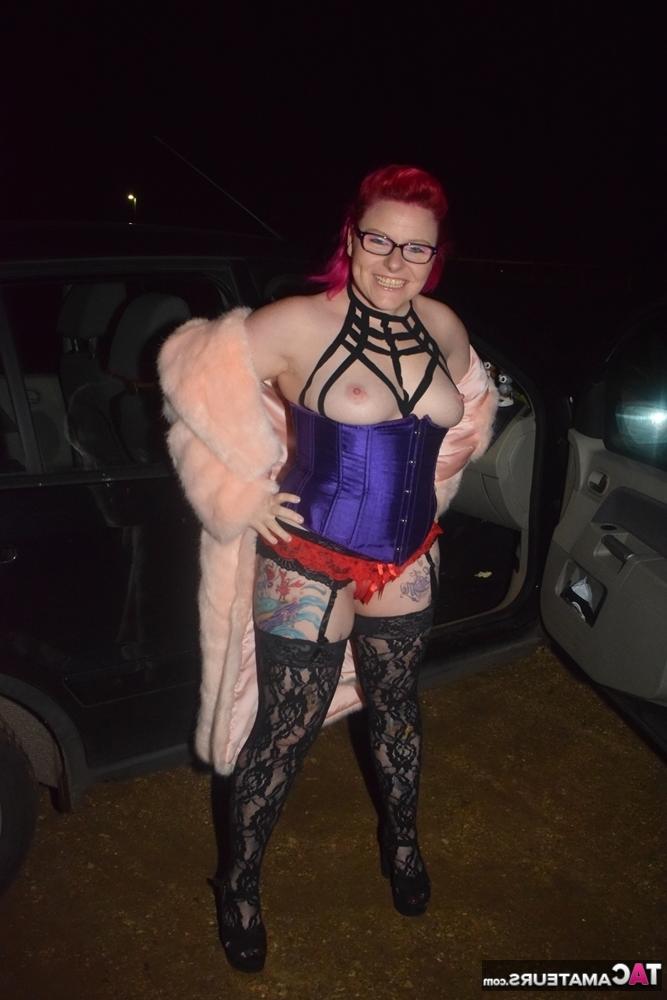 20P Amateur-Tussi mit gefärbten Haaren steigt aus einem Fahrzeug, um in Dessous zur Schau zu stehen