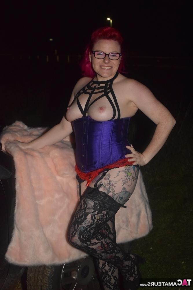 20P Amateur-Tussi mit gefärbten Haaren steigt aus einem Fahrzeug, um in Dessous zur Schau zu stehen