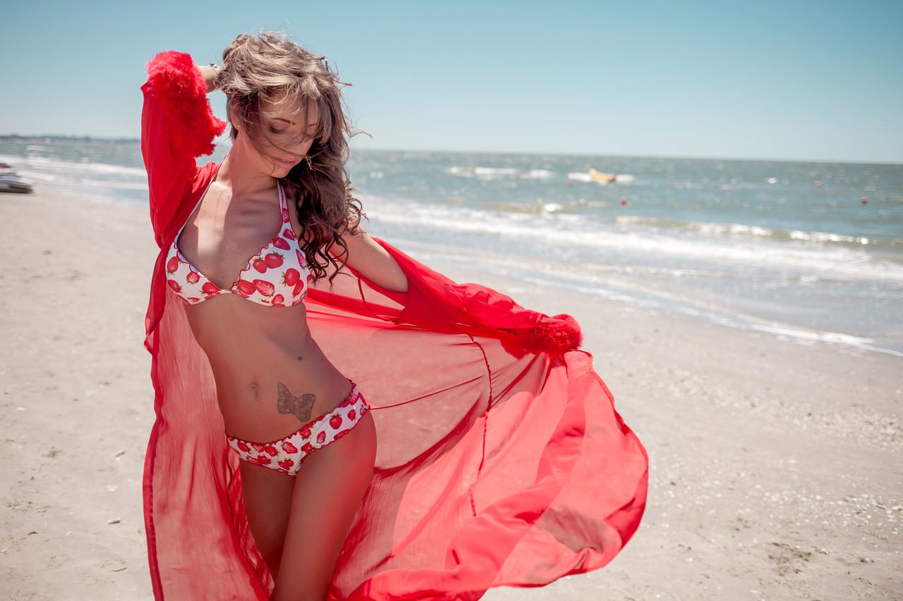 12P Sexy babe amador Arianna Eden posando em seu biquíni quente na praia