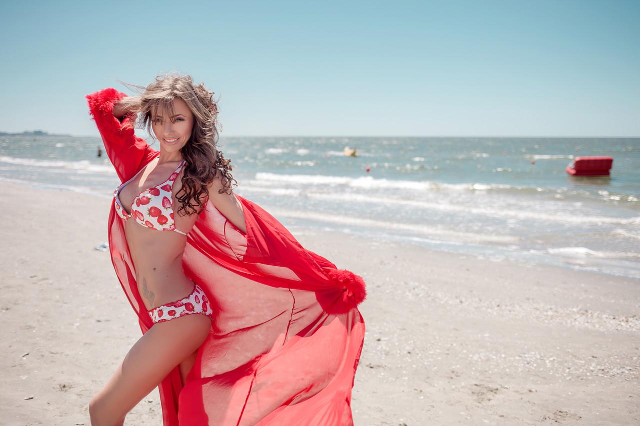 12P Sexy babe amador Arianna Eden posando em seu biquíni quente na praia
