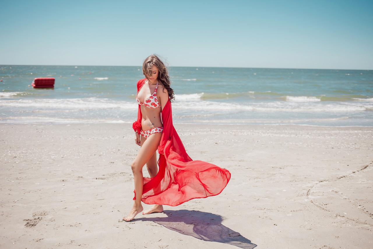 12P Sexy babe amador Arianna Eden posando em seu biquíni quente na praia