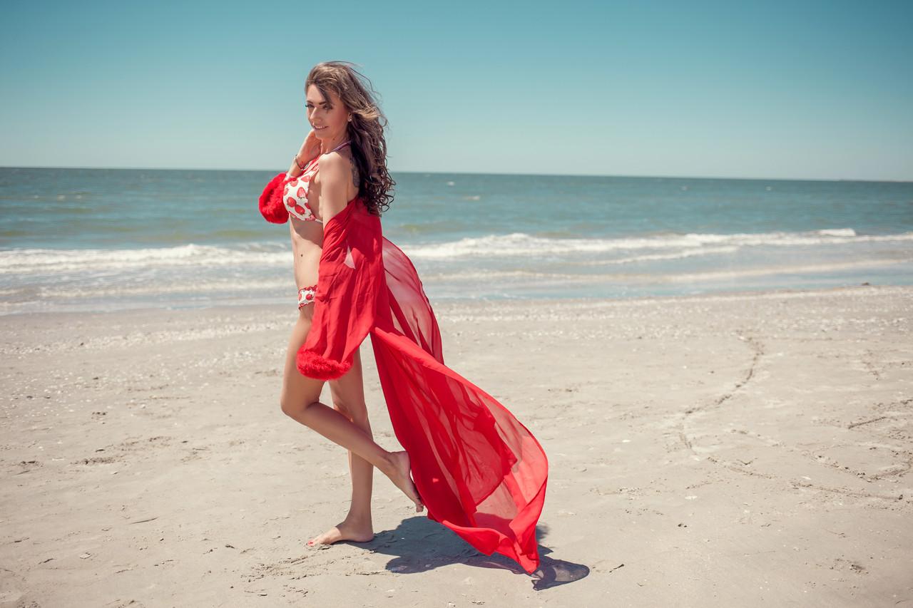 12P Sexy babe amador Arianna Eden posando em seu biquíni quente na praia