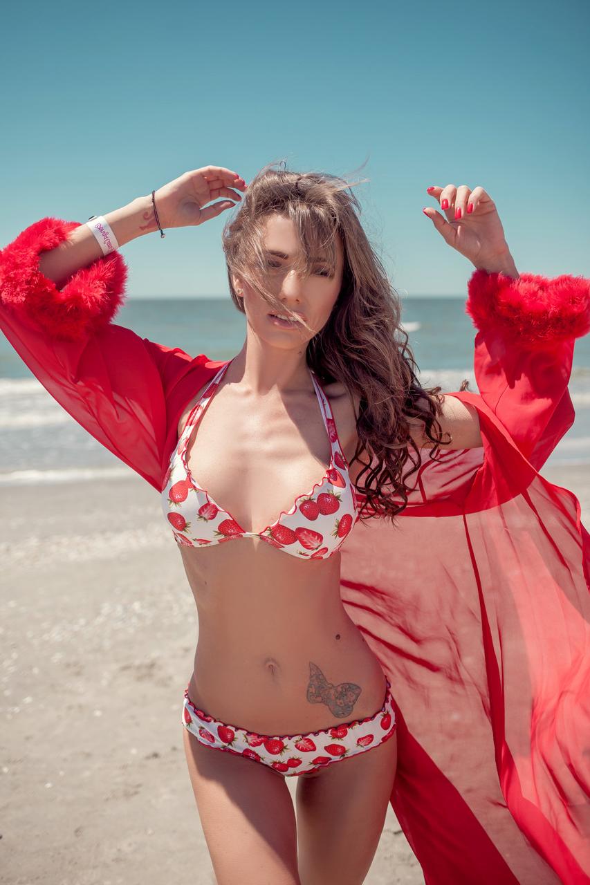 12P Sexy babe amador Arianna Eden posando em seu biquíni quente na praia