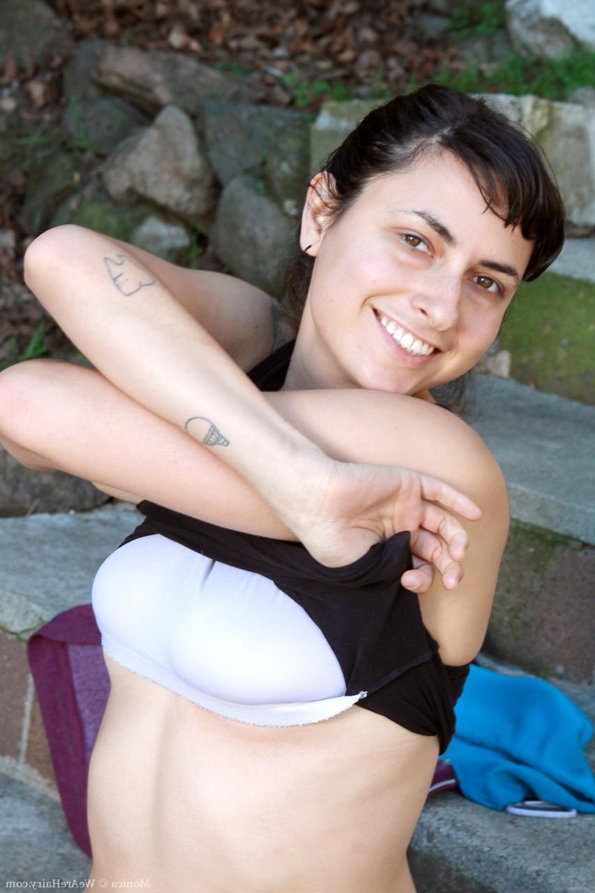 17P Monica, joggeuse amateur aux gros seins, révèle les parties de son corps super poilues pendant qu'elle se déshabille.