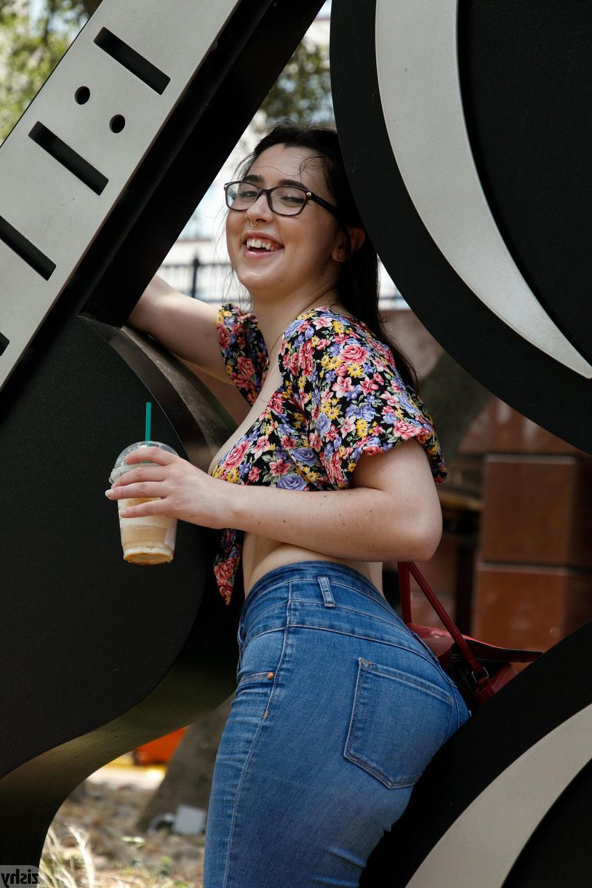 13P La hermosa Ophelia Palantine muestra sus jugosas tetas mientras se burla en jeans