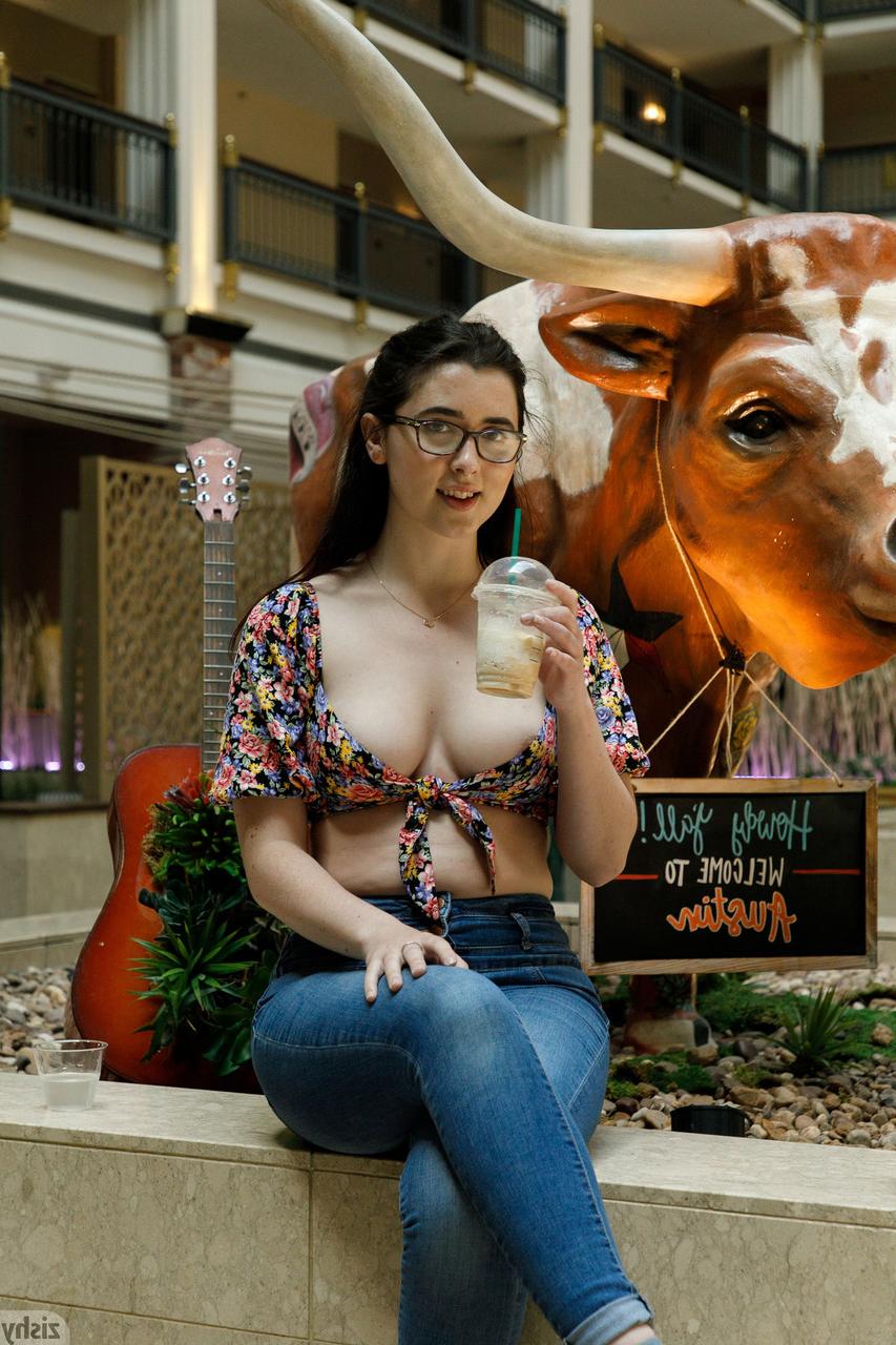 13P La hermosa Ophelia Palantine muestra sus jugosas tetas mientras se burla en jeans