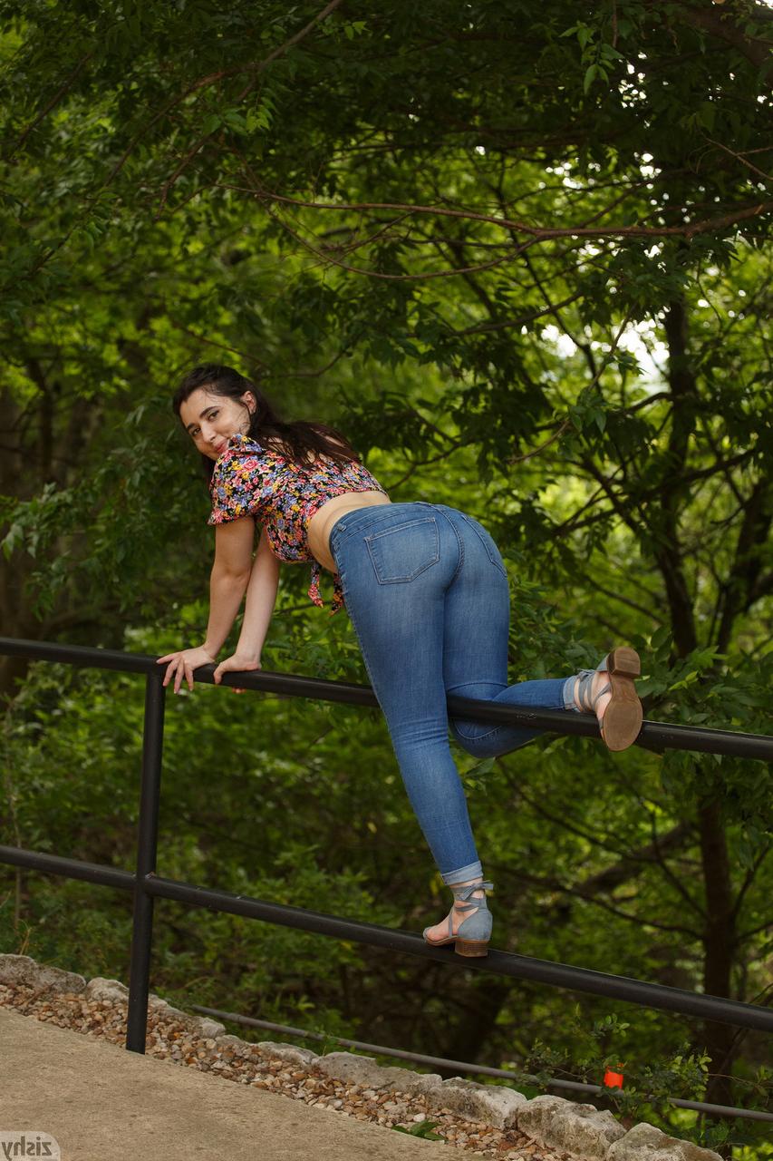13P La hermosa Ophelia Palantine muestra sus jugosas tetas mientras se burla en jeans