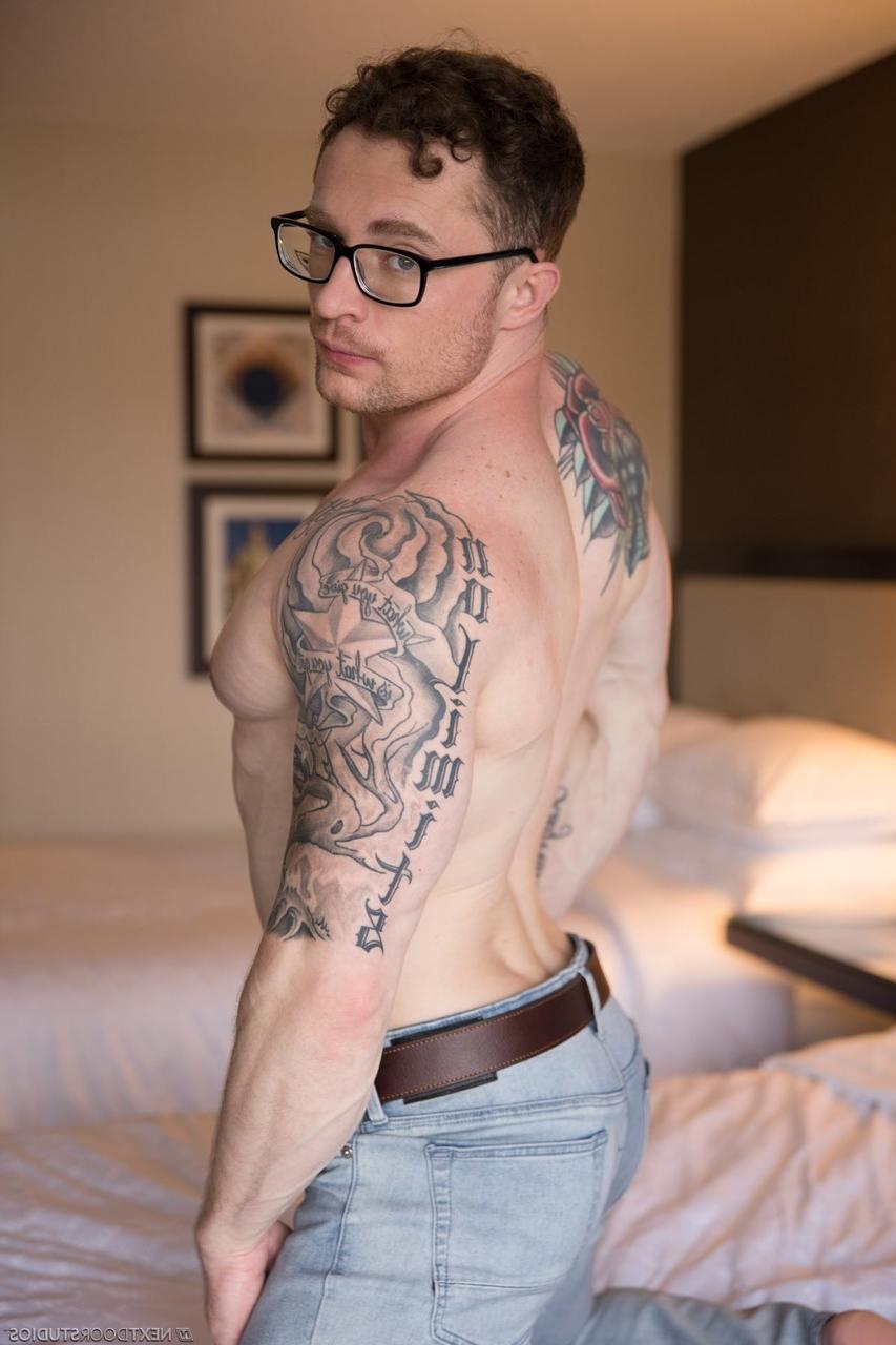 20P Los gays tatuados Markie More y Ryan Jordan se chupan y follan el culo
