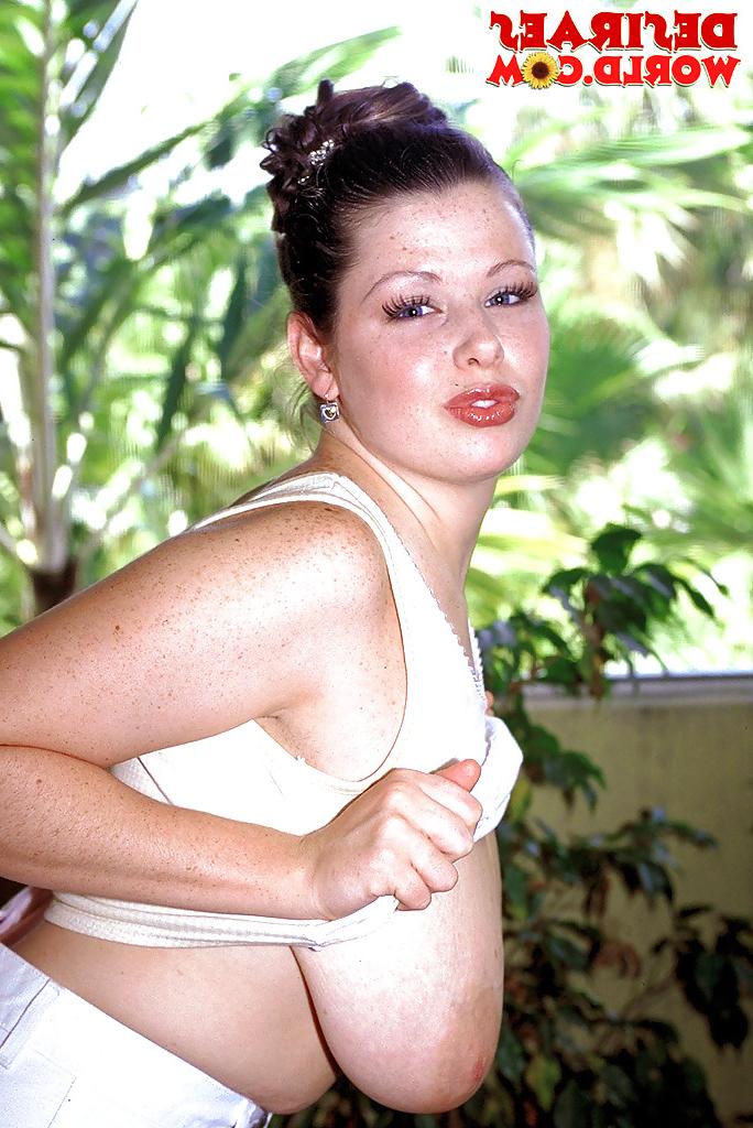 16P Der mollige Pornostar Desirae leckt ihre großen Nippel und spreizt den Arsch