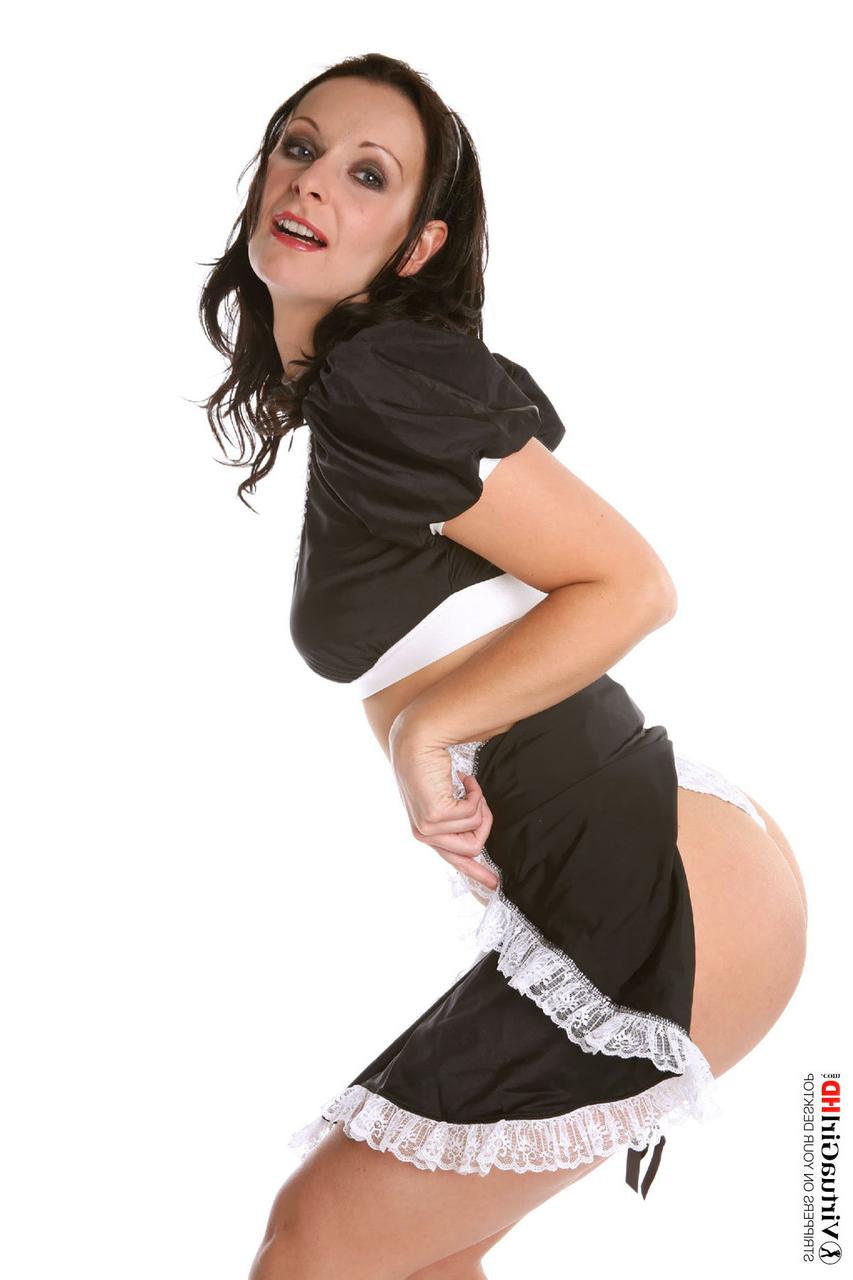 15P Carla Pacini, femme de ménage sexy, libère ses seins et sa chatte de son uniforme.
