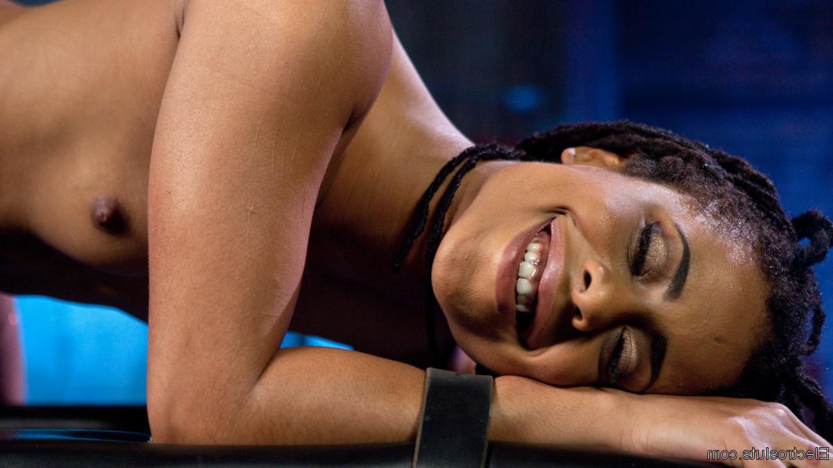 20P Kira Noir, une ébène ligotée, se fait caresser la chatte par une superbe Chanel Preston.