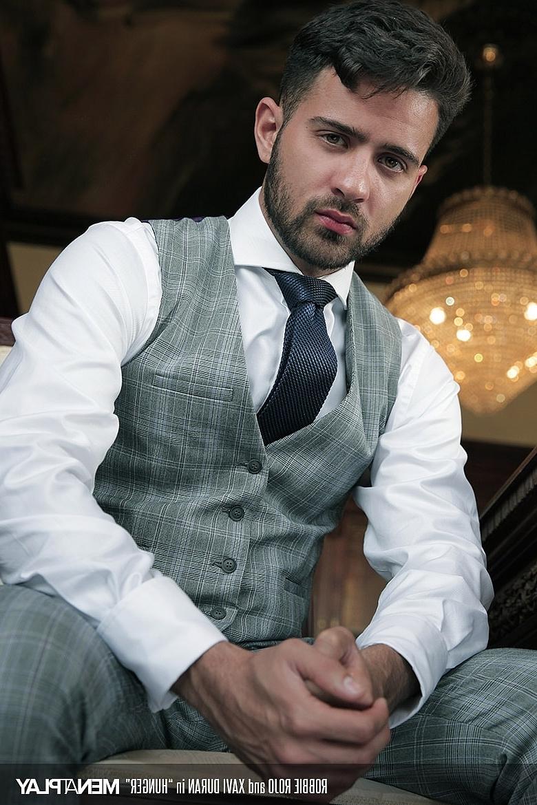 20P Homens gays gostosos de terno Xavi Duran e Robbie Rojo fazem sexo anal hardcore