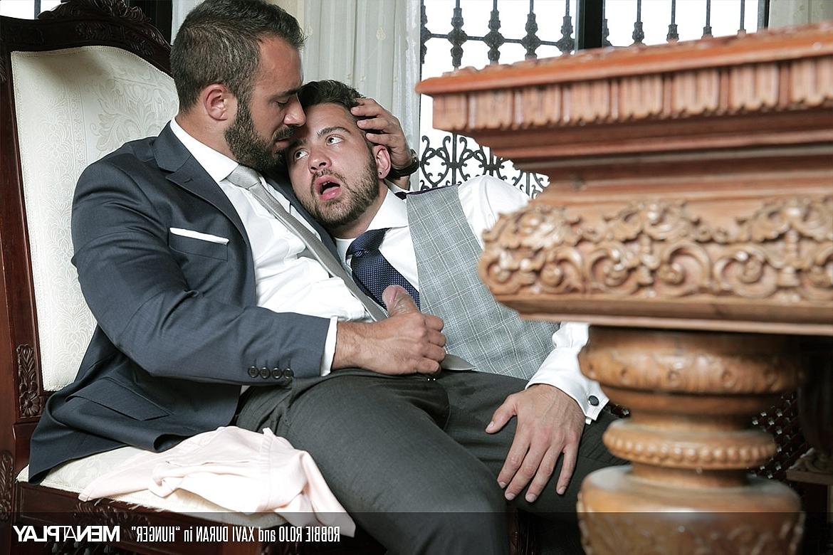 20P Homens gays gostosos de terno Xavi Duran e Robbie Rojo fazem sexo anal hardcore