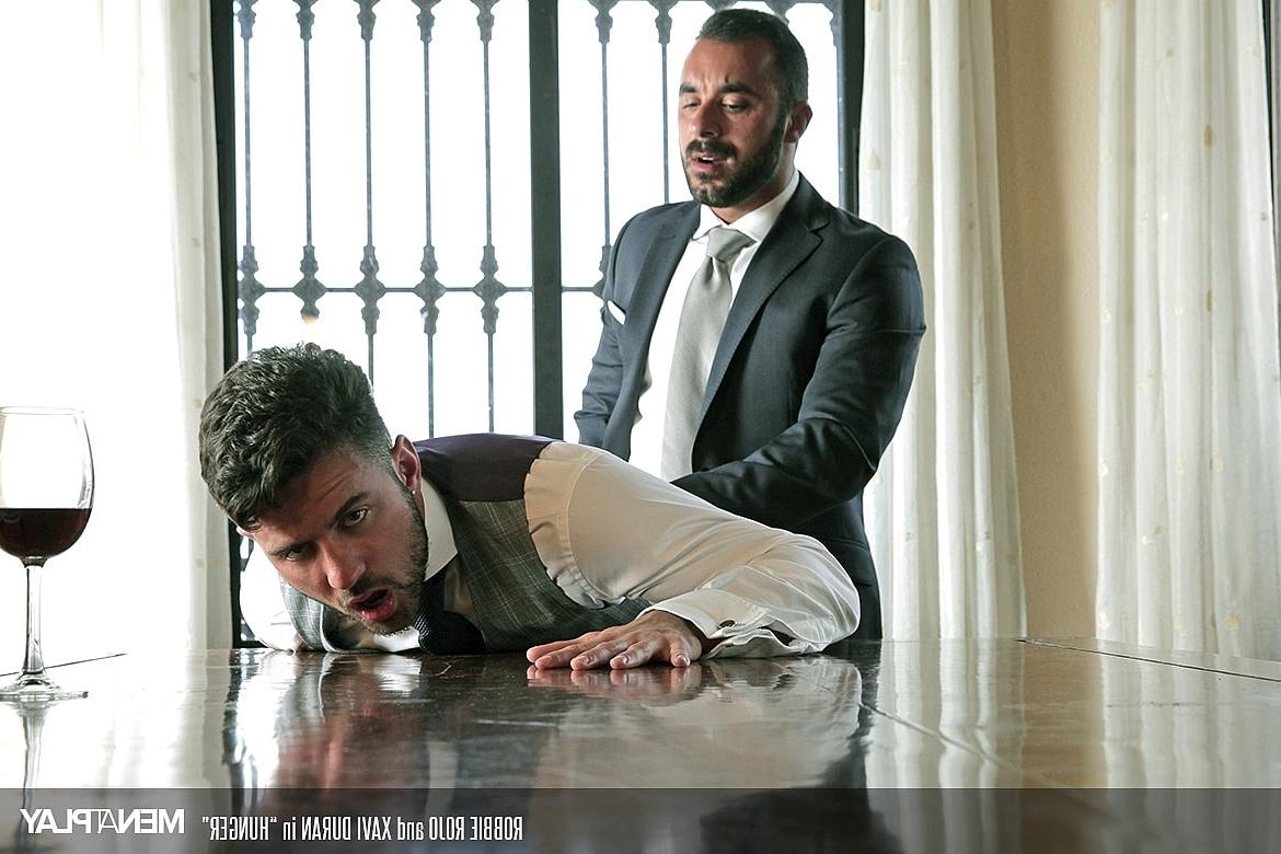 20P Homens gays gostosos de terno Xavi Duran e Robbie Rojo fazem sexo anal hardcore