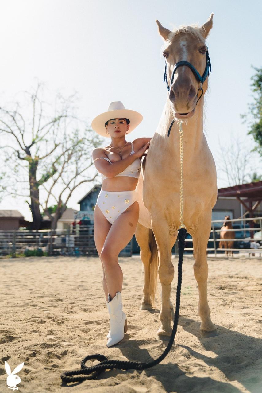 20P La pequeña joven Mia Valentine expone sus tetas y sus fantásticas curvas en un rancho