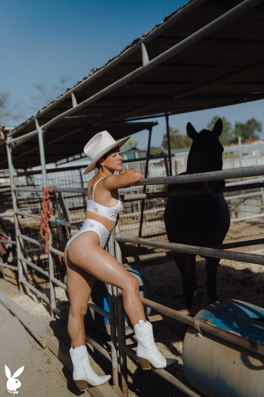 20P La pequeña joven Mia Valentine expone sus tetas y sus fantásticas curvas en un rancho