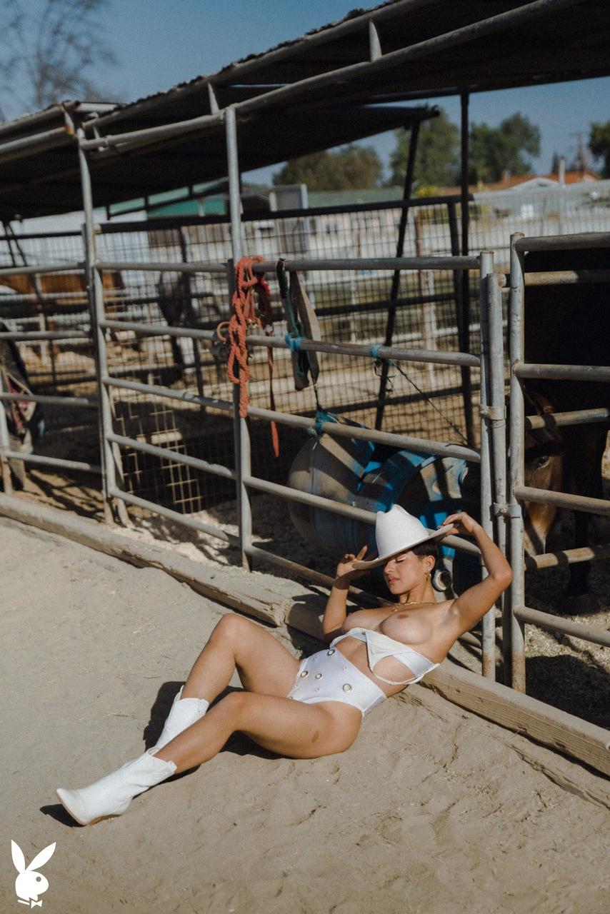 20P La pequeña joven Mia Valentine expone sus tetas y sus fantásticas curvas en un rancho