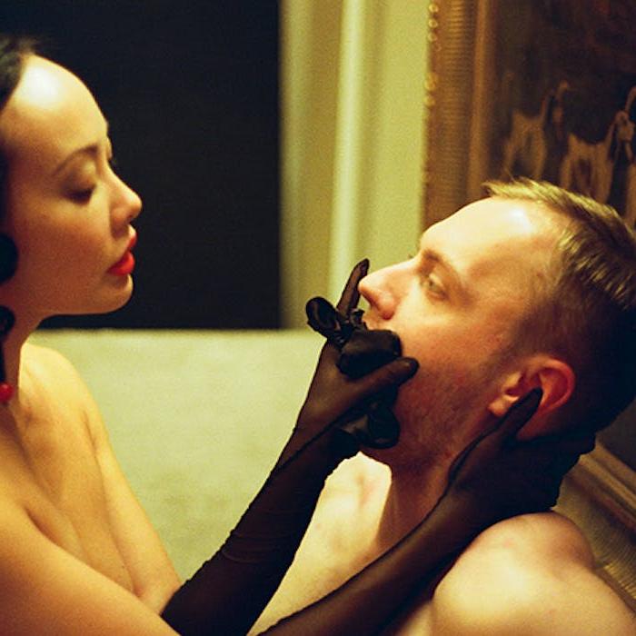 15P Saucy Mistress Eva provocando y castigando a su amante en una caliente escena BDSM