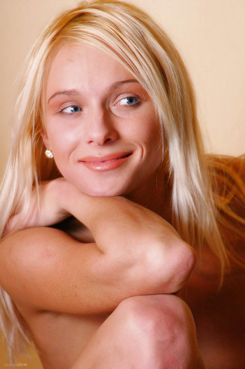 19P La seductora joven Yanina A trepando como un gato desnuda provocando con sus preciosos pechos