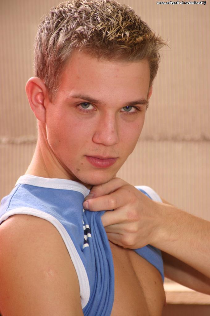 20P O gay loiro travesso Daniel mostra seu corpo e pau e posa em um solo