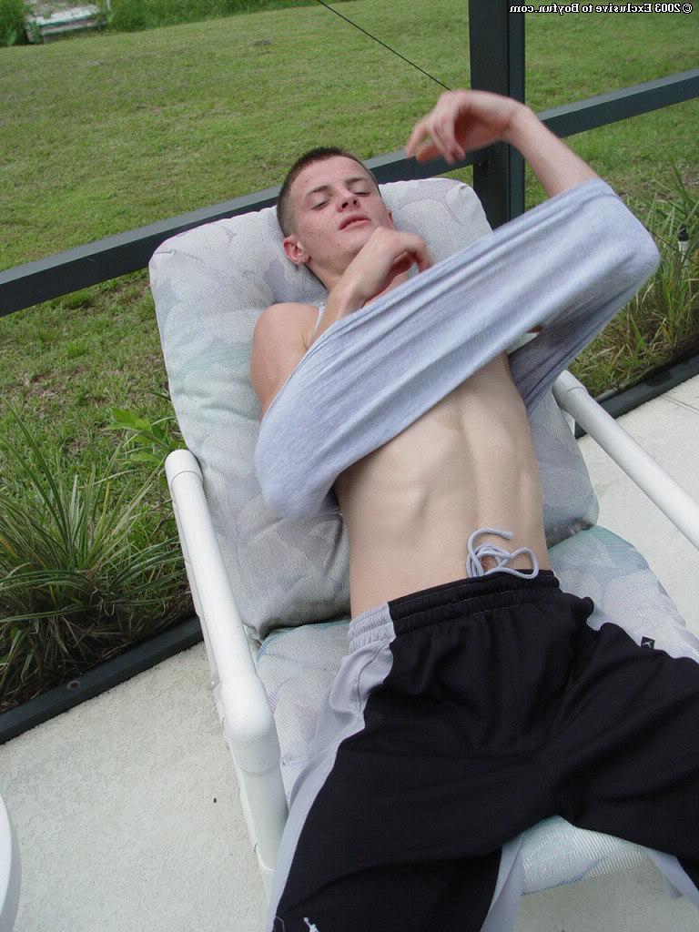 20P Der kahlköpfige, dünne, schwule Chad zieht seine Shorts aus und zeigt draußen seinen großen Ständer