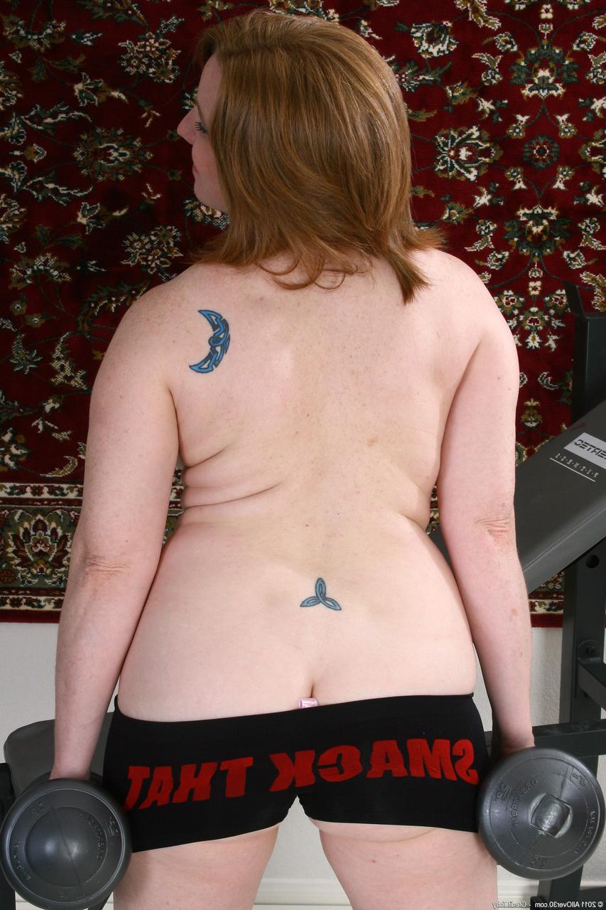 20P Shawn, amateur mature et coquine, perd ses vêtements et montre sa chatte en faisant de l'exercice.