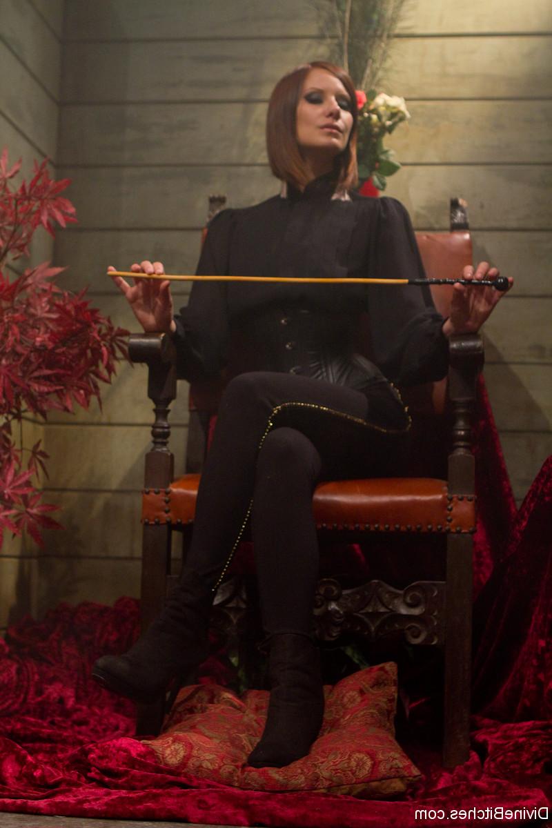 17P Maitresse Madeline Marlowe fixa sua maricas totalmente feminizada em uma mesa de madeira