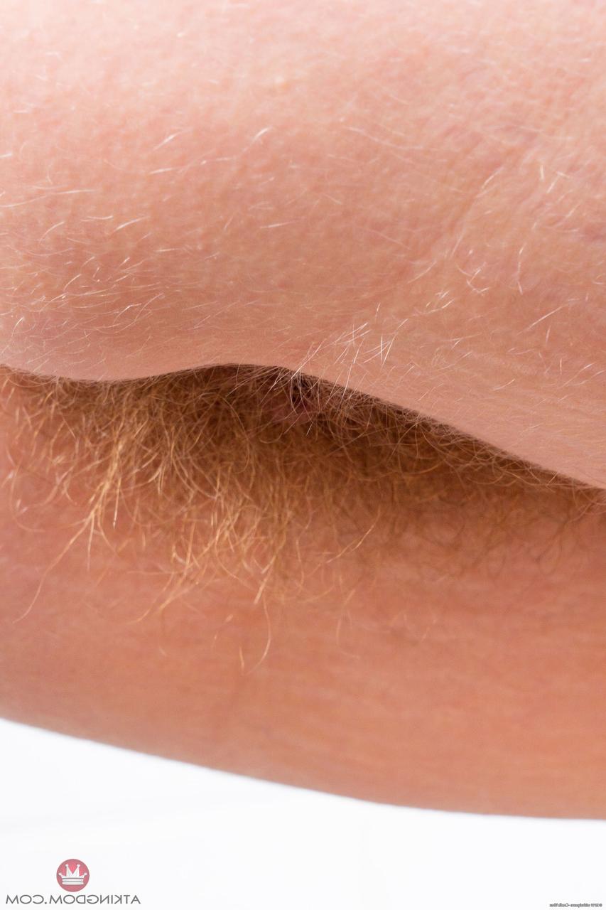 20P Die langhaarige Teenagerin Apricot Pitts zieht sich nackt aus und spreizt ihre flauschige Muschi