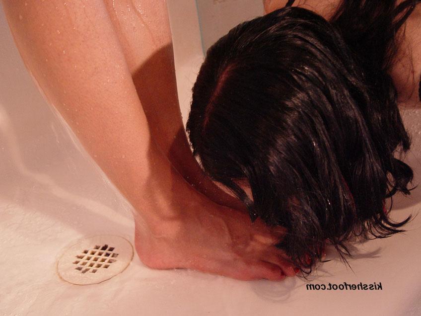 12P Chica lesbiana hace que su amante sumiso bese y adore sus pies